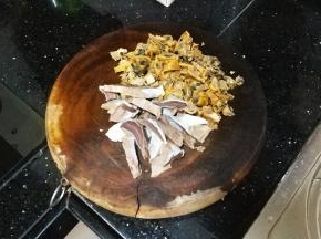 蚝干切碎、鸭肾切小块放入煲里煲30分钟