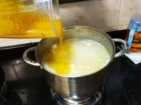 将南瓜泥倒入粥里