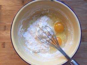 加入鸡蛋搅拌均匀