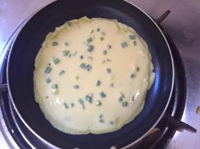 不粘锅小火，到一点点玉米油，舀一勺蛋糊到不粘锅，马上左右摇晃摇匀成圆形状，小火煎至一分多钟，翻面再煎一分到两分钟即可