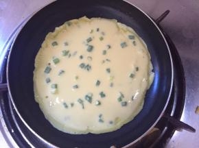 不粘锅小火，到一点点玉米油，舀一勺蛋糊到不粘锅，马上左右摇晃摇匀成圆形状，小火煎至一分多钟，翻面再煎一分到两分钟即可