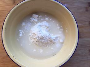 水和面粉混合搅拌均匀