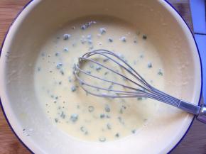 加入盐和香葱搅拌均匀