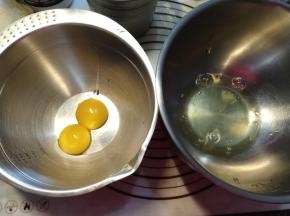 首先准备好全部的食材，将蛋白蛋黄分离。