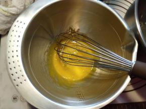 蛋黄用蛋抽轻轻打散。