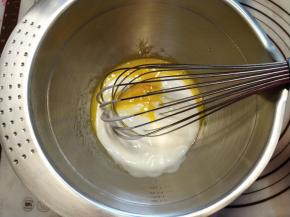 再加入酸奶搅拌均匀。