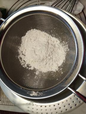 筛入全部粉类，划十字拌匀。