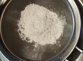 筛入全部粉类，划十字拌匀。