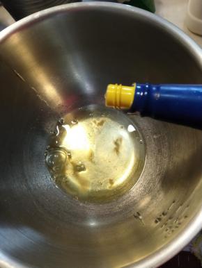 蛋白加几滴柠檬汁后打发至湿性发泡。