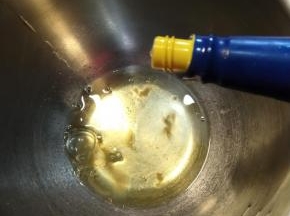 蛋白加几滴柠檬汁后打发至湿性发泡。