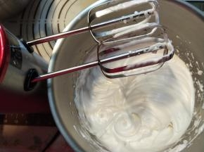 当蛋白出现鱼眼状，开始加入细砂糖，细砂糖分三次加入，每次都要无颗粒再加入下一次，当蛋白打到出现尖钩状，纹路不消失就可以了。