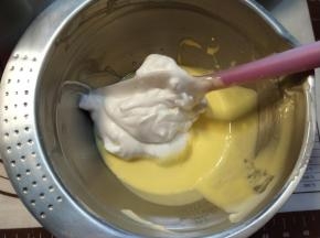 然后分三次把打发好的蛋白加入蛋黄糊中，每次加入都要拌匀再加入下一次。