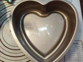 取出模具，用黄油涂抹模具表层，方便脱模，也可以保护模具，并且提前预热烤箱。