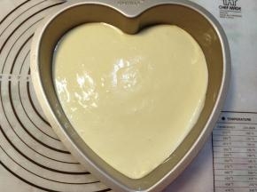 将拌好的面糊倒入模具，然后震出气泡。