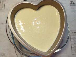 准备一个大盘子装入一部分水，再把模具放入，使用用水浴法120度烤制50分钟，这个根据自己烤箱情况略作调整。