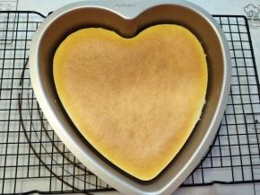 取出模具后，轻轻倒扣出蛋糕即可，喜欢装饰的小伙伴，表面可以根据自己的创意略作装饰。