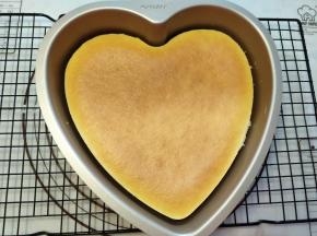 取出模具后，轻轻倒扣出蛋糕即可，喜欢装饰的小伙伴，表面可以根据自己的创意略作装饰。