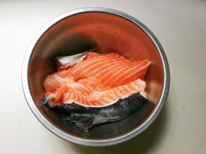 三文鱼骨刮去鱼鳞清洗干净沥干水