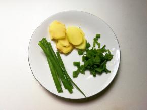 葱切葱花和葱段，姜切片