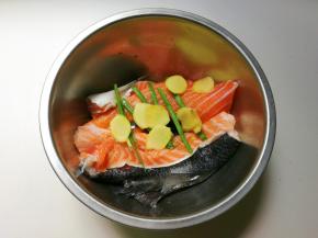 放入姜片拌匀腌制十五分钟