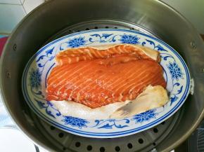 蒸锅水开，放入三文鱼骨蒸八分钟焖三分钟