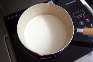 锅中倒入玉米淀粉，加入牛奶，开小火，边搅拌边加热，煮至80度左右时熄火。