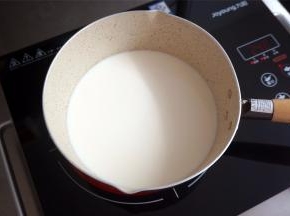 锅中倒入玉米淀粉，加入牛奶，开小火，边搅拌边加热，煮至80度左右时熄火。