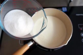 倒入白砂糖搅匀，搅拌成奶浆。