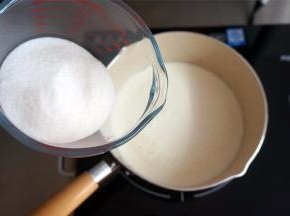 倒入白砂糖搅匀，搅拌成奶浆。