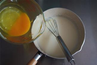 加入蛋黄液，拌均匀，放置一旁备用。