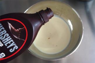 淡奶油，加入巧克力酱，搅拌均匀。