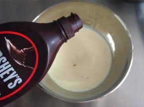 淡奶油，加入巧克力酱，搅拌均匀。