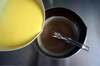 将蛋黄液倒入巧克力淡奶油中，用打蛋器搅拌均匀成为雪糕液。