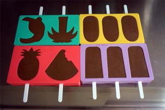 将雪糕液倒入模具中，刚好全部装入。