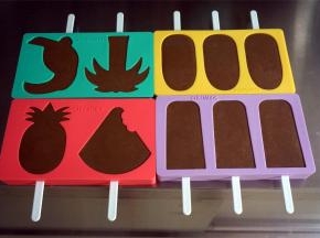 将雪糕液倒入模具中，刚好全部装入。