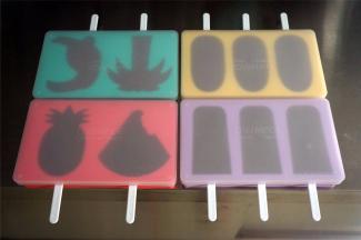 盖上模具的盖子，放入冰箱冷冻1天。