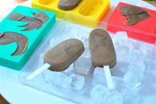 吃的时候，往四周拉扯模具，稍微用力往上推出冰棒即可。