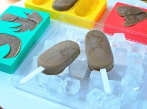 吃的时候，往四周拉扯模具，稍微用力往上推出冰棒即可。