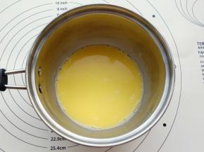 把黄油和牛奶放入小锅里小火加热至融化后备用。