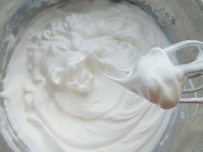 蛋清加几滴白醋分三次加糖打到尖角。