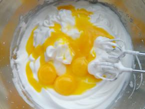 加入蛋黄继续用电动打蛋器打发。