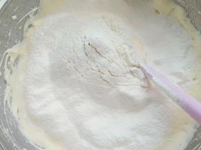 筛入低筋面粉并用刮刀切拌均匀（切勿画圈搅拌）。