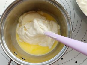 取三分之一面糊与第一步中化好的黄油牛奶液混合均匀。
