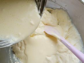 把混合好的糊与剩下的三分之二面糊混合均匀。