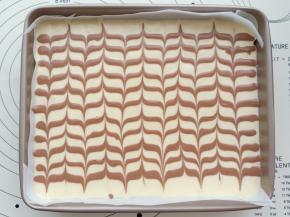 把巧克力糊一条一条挤在上面，然后用牙签上下划一下就可以出现花纹了。