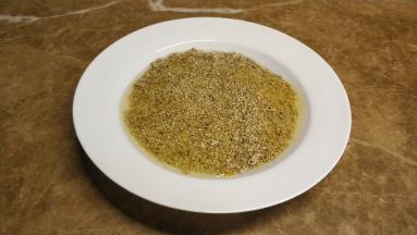  泡好的藜麦沥干水份，均匀的铺在深盘上打入蛋白