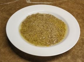  泡好的藜麦沥干水份，均匀的铺在深盘上打入蛋白