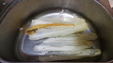 大白菜、腐竹泡洗干净