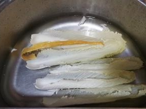 大白菜、腐竹泡洗干净