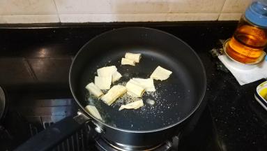 先放入腐竹翻炒一会